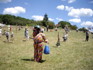 les épouvantails attendent les visiteurs