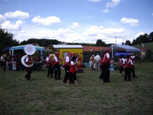 La fanfare passe devant la roulotte et le concours de peinture