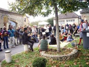 Le public devant une animation de La Ruche à Brac