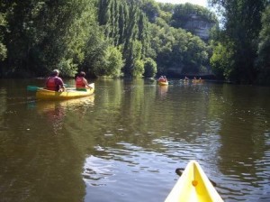 Quelques canoës sur la Vézère